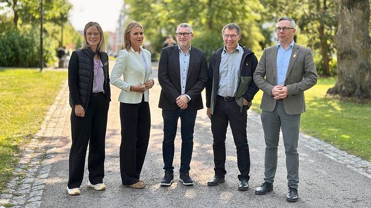 Startklara för årets Katrineholmsvecka! Madeleine Skoog, Södermanlands Sparbank, Hannah Larsson, Niklas Odermatt, Sparbanksjoggen Katrineholm, Christer Sundqvist och Johan Söderberg. Gruppen står vid mållinjen för den nya sträckningen av loppet.