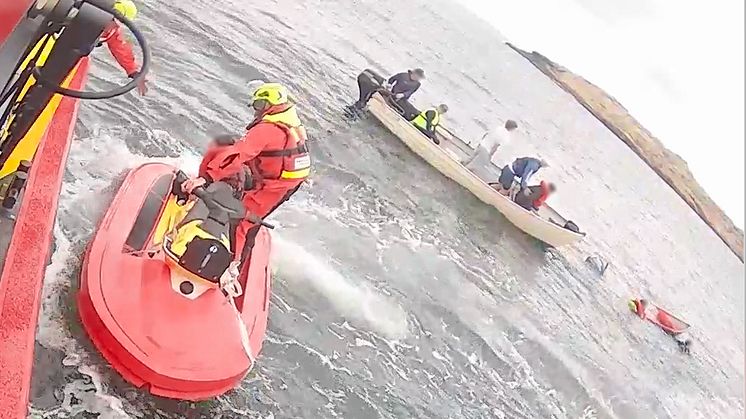 Sjöräddare på Rescuerunner Nils Ferm undsätter de nödställda.
