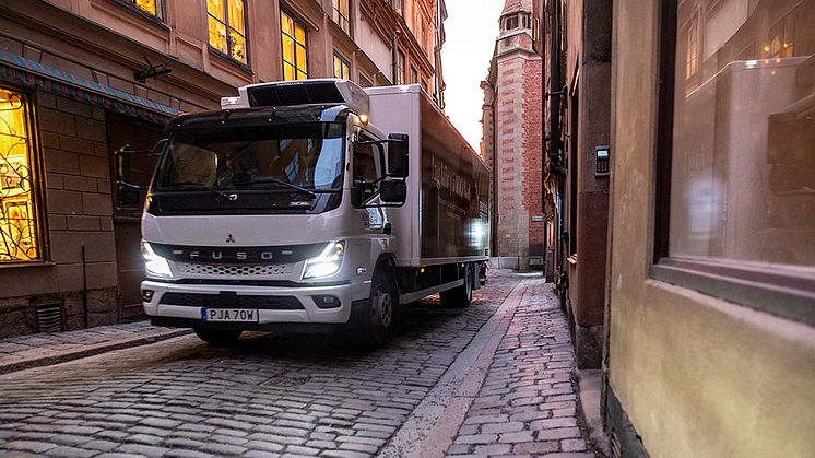 Bild: Martin & Servera / Bilden visar ellastbil som kör i centrala Stockholm.