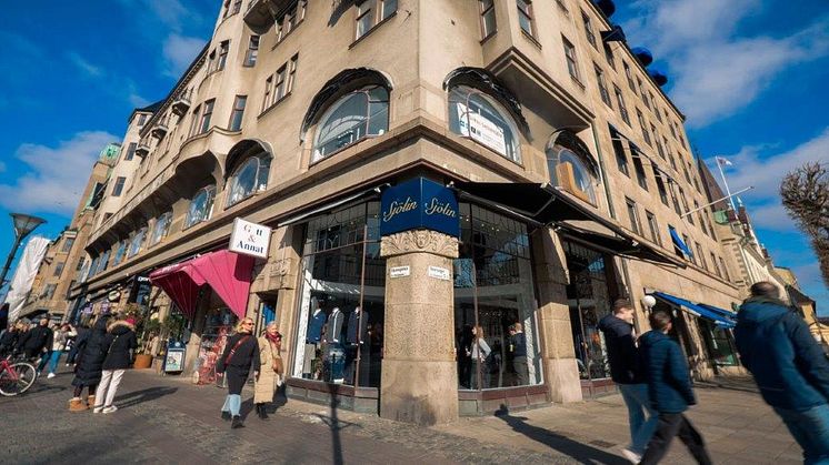 Kostymbutiken Sjölin öppnade sin första svenska butik på Stortorget 4 i Malmö