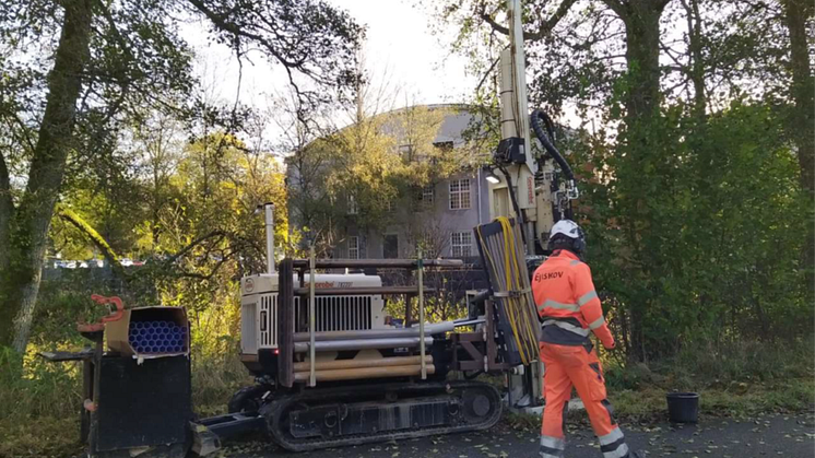 Borrbandvagnen på bilden används vid provtagning i Viskan. I bakgrunden syns det gamla spinneriet vid Rydal. Foto: Liljemark Consulting