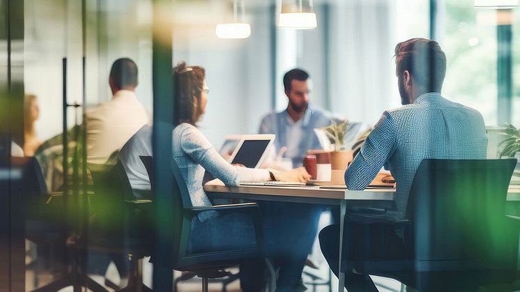 Modernes Büro mit Mitarbeitenden
