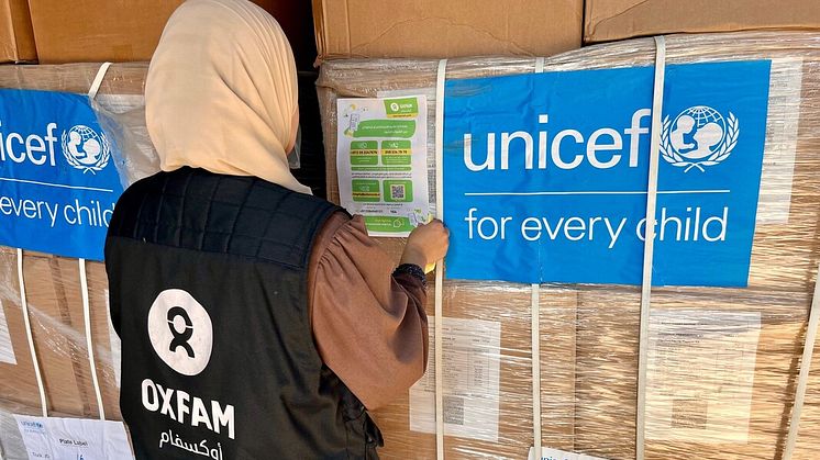 Oxfampersonal förbereder för att dela ut hygienkit i Gaza City. Foto: Jomana Khalili/Oxfam