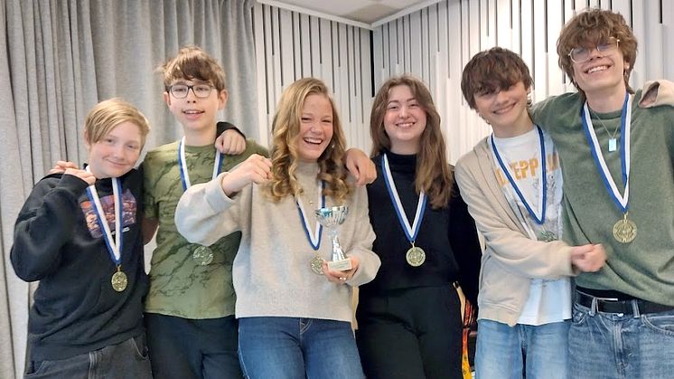 Vinnarlaget, från vänster: Oscar Hollbjär (7C), Joakim Jeansson Camphaner (7C), Alicia Nyhrén (6C), Laura Camphaner Gottfridsson (6B), Loke Carlsson (7B), Charlie Ince Danielsson (7B)