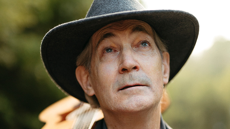 Doug Seegers bjuder på en blandning av klassiska julsånger, country-gospel och inte minst sina egna och starkt personliga sånger.