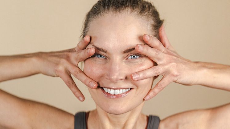 Yogobe lanserar onlineklasser i ansiktsyoga med yogaläraren Milla Floryd. 
