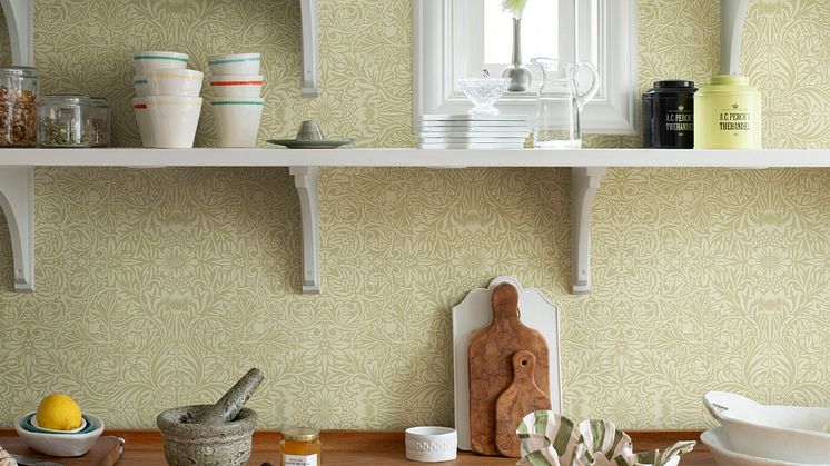 Vackra tapeten Ceiling i mild gul nyans skapar ett härligt och ljust intryck i köket.