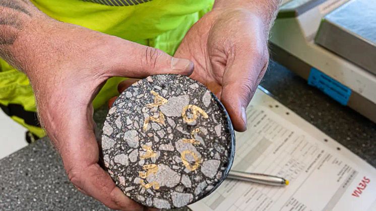 Materialprov på Svevis väglaboratorium - foto - Fredrik Schlyter.webp