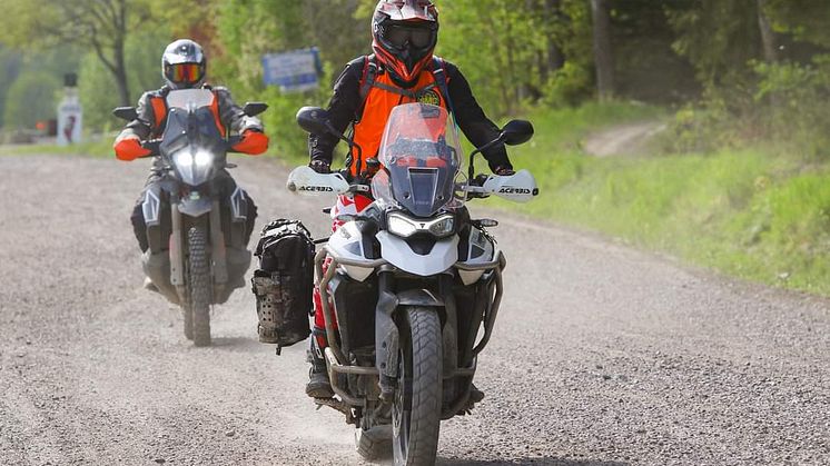 Motorcyklister ska hjälpa till att röra om i sanden på Åsumfältet i Kristianstad. Fotograf Meltrock Foto