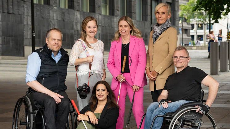 Unique Power. Gruppbild på Staffan, Helena, Anna, Åsa, Parimah och Lars-Göran samt Annas ledarhund som ligger på marken.