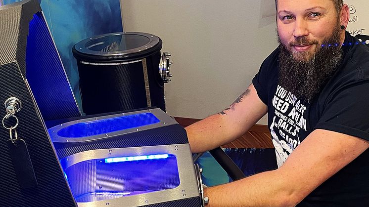 Anwendung von Alpha Cooling® Professional: Hände auf gekühlten Edelstahlflächen, entspannte Haltung, sanfte Kältetherapie.