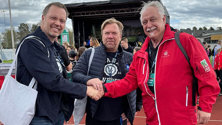 Pär Thudeen, kommundirektör och Mats Homstedt, kommunalråd, båda från Tranås kommun, skakar hand med Johan Persson, kommundirektör i Finspångs kommun.