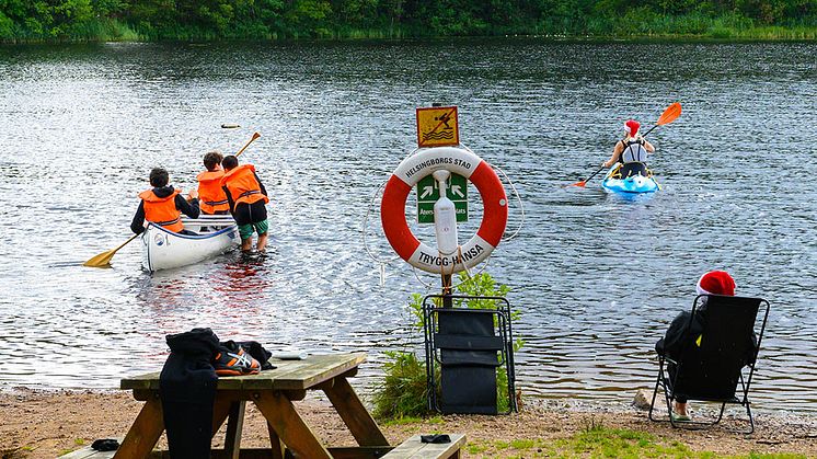 Trevlig paddlingstur på sommarläger för helsingborgsungdomar. Foto: Helsingborgshem