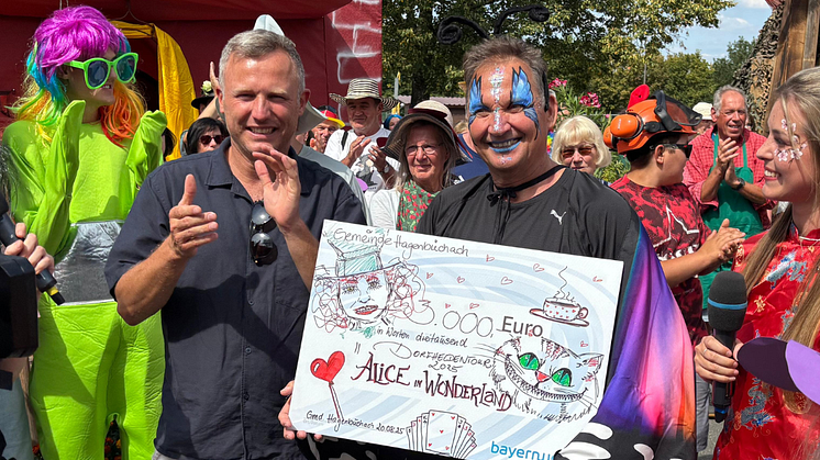 Bernd Göttlicher vom Bayernwerk überreicht den Spendenscheck an Bürgermeister David Schneider, Hagenbüchach