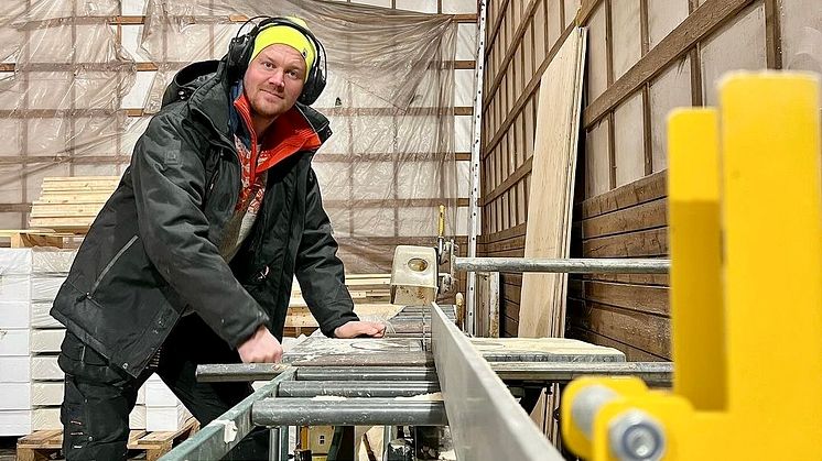 TRYGG PÅ JOBB: Tømrer Johan Brataas driver i dag sitt eget firma hvor god HMS er en viktig del av arbeidshverdagen.