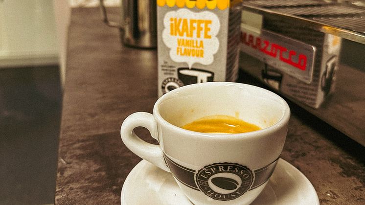Oatly iKaffe Vanilla och Caramel – nu på Espresso House - varm och kall
