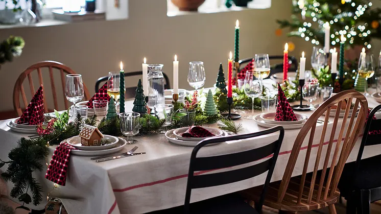 Ett långbord dukat för julfirande. 
