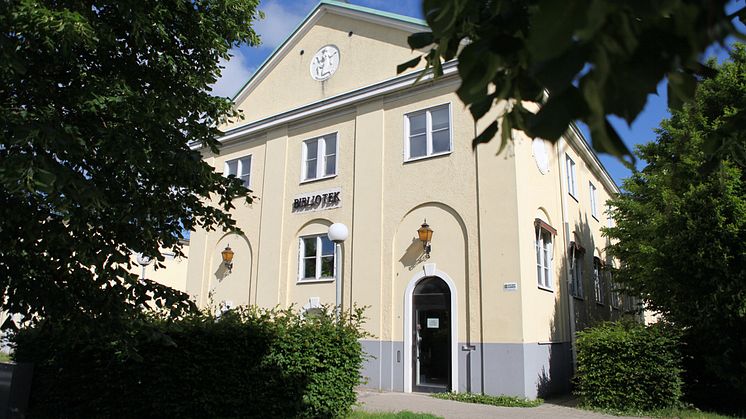 En stor gul byggnad. 
