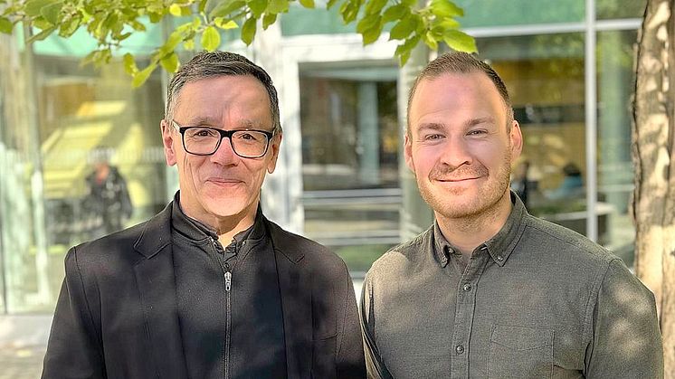 Helmuth Ritzer, Geschäftsführer von 800 Volt Technologies (links) und Lade.ZEIT-Geschäftsführer Marvin Beccard (rechts) vereinbaren neue Zusammenarbeit. Foto: Bastian Gördes