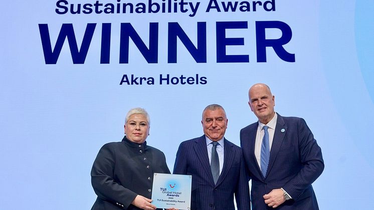 Foto: Kommunikationsdirektören i TUI Group, Thomas Ellerbeck, delade ut priset till Haydar Barut och Aslihan Atil från Akra Hotels.