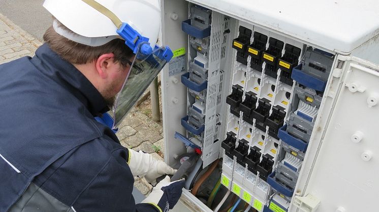 Techniker von SH Netz an einem neuen Kabelverteilerschrank. Foto: SH Netz