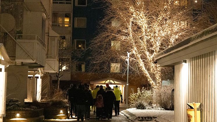 Hyresgäster tillsammans med medarbetare på Huge gick från gård till gård och tände upp de nya ljusslingorna. 