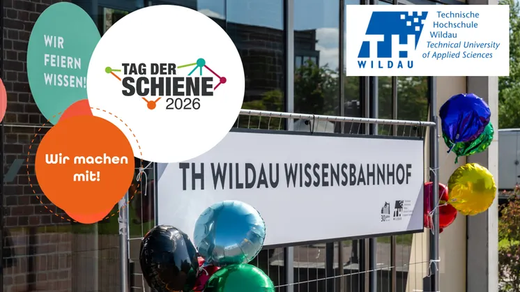 Bild mit Info und Grafik zum Tag der Schiene, Schld mit Beschriftung TH Wildau Wissensbahnhof