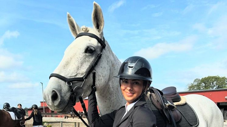 Daisy Danesh från Värnamobygdens Ryttarförening rider premiären av Småland Ridskole Equitation på Elmia