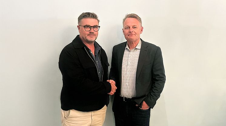 Slangfixar’n i Sunne ABs ägare Urban Storm skakar hand med Hydroscands VD Pontus Nygren