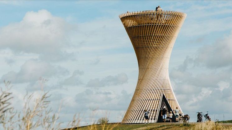 Det nye utsiktstårnet på Getterön har fått navnet Kärven. Den varmforsinkede spiraltrappen fra Weland fører de besøkende trygt og sikkert opp i det 12 meter høye tårnet. 