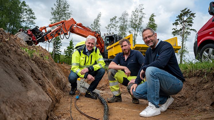 Aron Andersson, Nexans, Tommy Elg, Gislaveds Energi och Jörgen Blomqvist, Gislaveds Energi kikar på Nexans AMCL i fält.