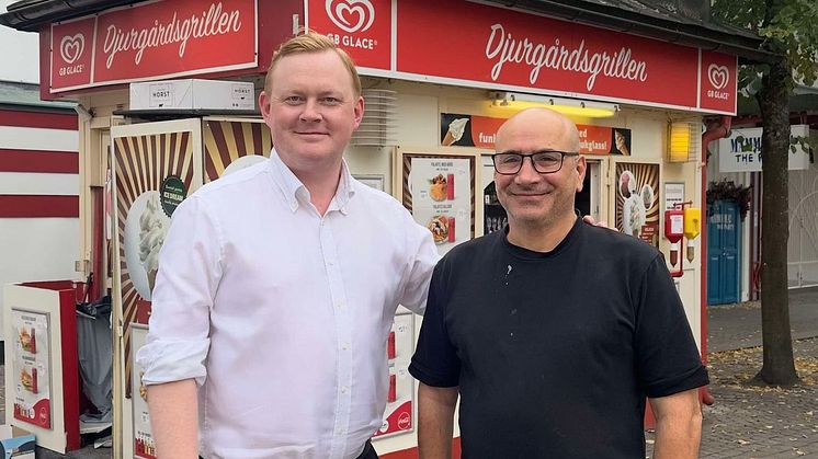 Dennis Wedin (M) har startat ett projekt där han regelbundet träffar småföretagare. Här utanför Djurgårdsgrillen.