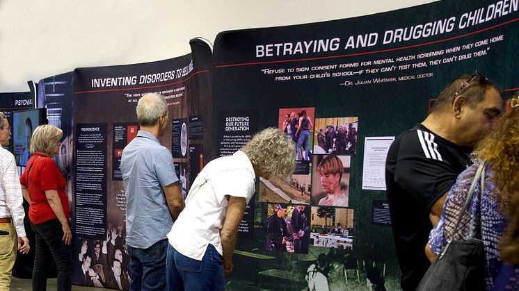Besökarna på utställningen Psychiatry: An Industry of Death Exhibit blev chockade när de fick höra om sambandet mellan den ökade användningen av skadliga psykofarmaka bland barn och det ökande våldet mot barn, skolskjutningar och självmord.
