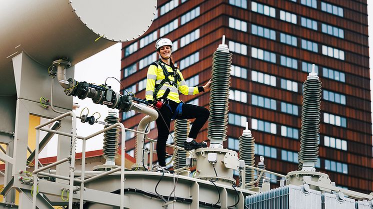 Växjö Energis Tina Strömberg har fyra meter ned till marken när hon står ovanpå den nya transformatorn.