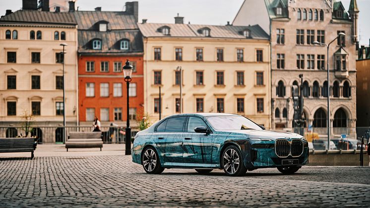 Ett nytt mobilt konstverk rullar ut på Stockholms gator – i år skapat av tyska konstnären Gregor Hildebrandt