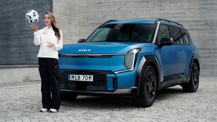 Kia Sverige-ambassadören Kosovare Asllani och Kia EV9