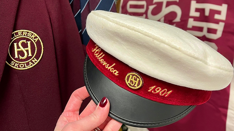 En studentmössa från succéserien Young Royals finns att köpa på Myrorna från och med den 28 maj.