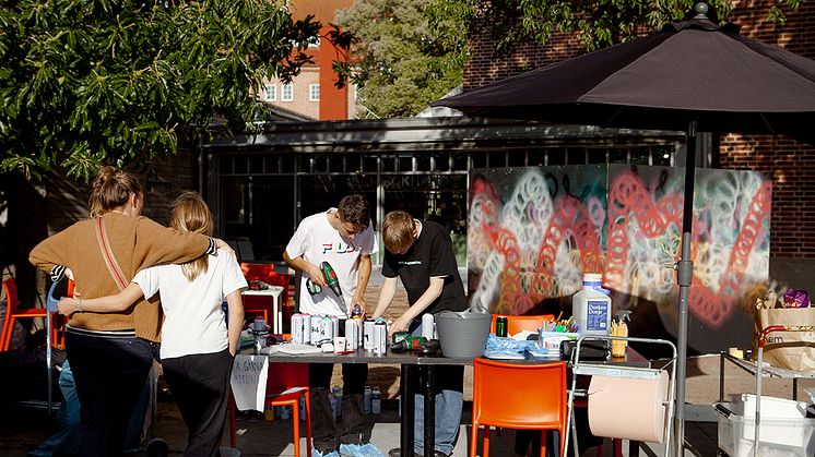 Bild från Unga Konsthallstorget sommaren 2023, då det första gången ordnades som ett samarbete mellan flera olika aktörer inom kulturförvaltningen och då även fritidsförvaltningen. Foto: Helena Pataki