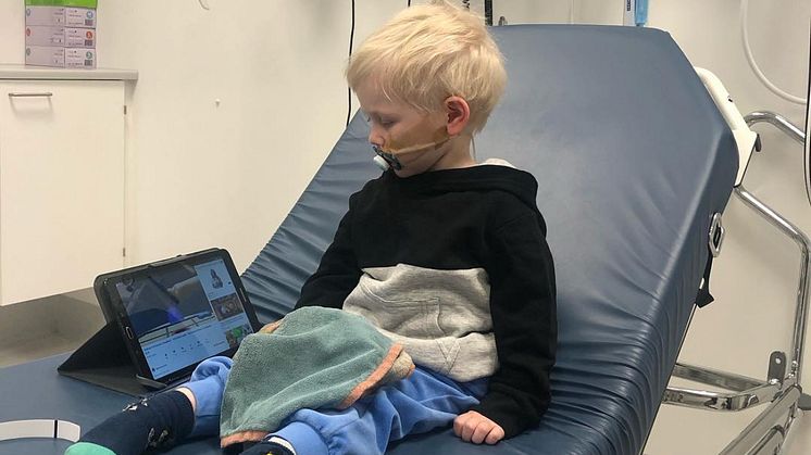 Basti drabbades av cancer, han fick en surfplatta som hjälpte honom att fördriva tiden på sjukhuset.