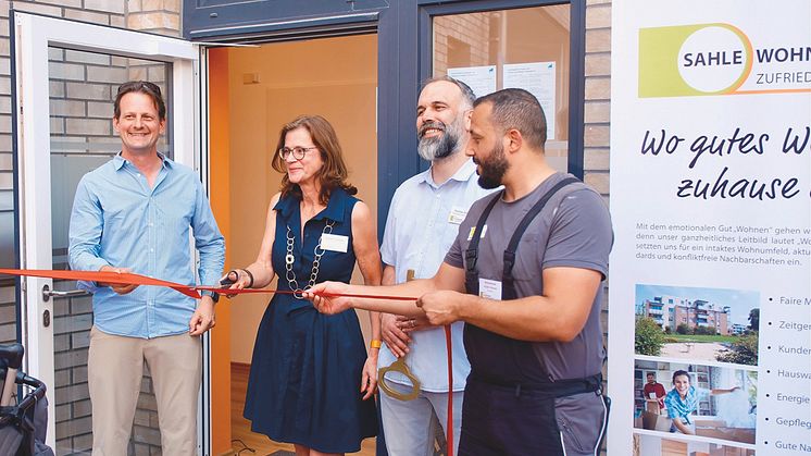 Offizielle Eröffnung des Neubauquartier Zollhafen Mainz u.a. mit (v.l.) Christoph Hand, Ortsvorsteher Mainz Neustadt, Cornelia Daume, Bereichsleiterin Wohnmanagement Nord-Ost (Sahle Wohnen).