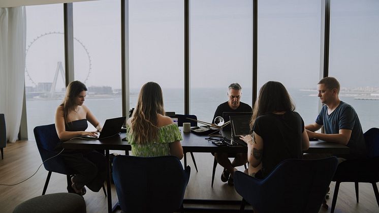 Urlaubsguru Mitarbeitende im World-Office in Dubai 