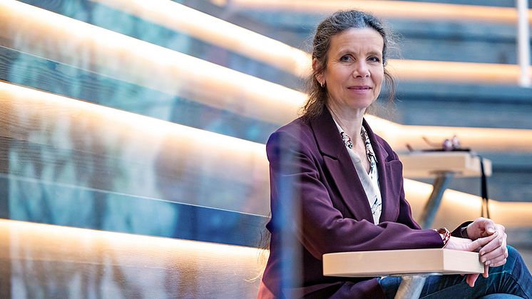 Tre etablerar 105 nya basstationer längs landets viktigaste tågsträckor.