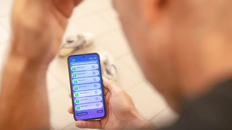 Bekymrad person sitter med telefon i hand där ngn stressar med att ringa ofta o sätta press 