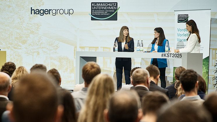 Klimaschutz-Unternehmen zu Gast bei der Hager Group. V.l.n.r. Sabine Busse, CEO Hager Group, Annika Roth, Stv. Vorsitzende Klimaschutzunternehmen e.V., Louisa Schlang, Moderatorin