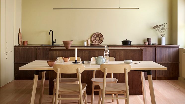 Den totalrenoverte leiligheten er malt i vårens farger. Kjøkkenveggen er malt i gulfargen 8583 Earthy Yellow, en virkelig herlig gul nyanse.