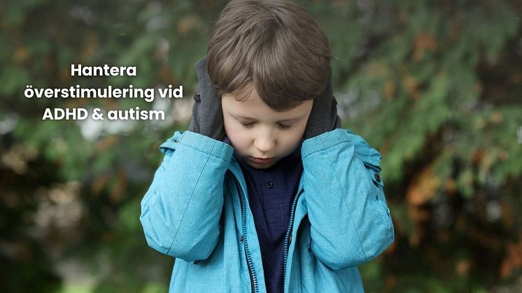Pojke i blå jacka täcker öronen utomhus – symboliserar överstimulering vid ADHD och autism.