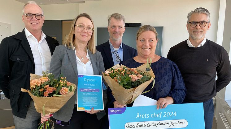 Årets chefer Cecilia Mattsson Jagenheim och Jessica Kroon tillsammans med prisutdelarna Mikael Persson, Johan Holmqvist och Niclas Carlnén.