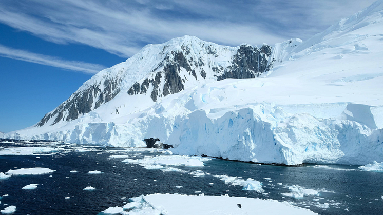 Satellites observe glacier committing “ice piracy” 