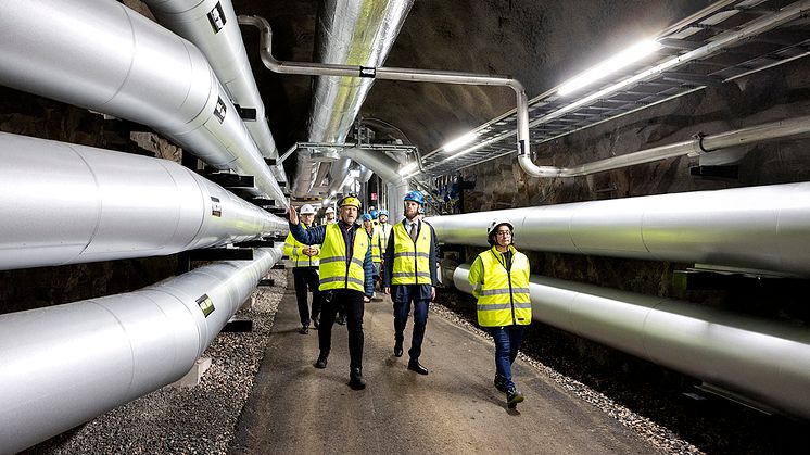 <span>Ministern för civilt försvar, Carl-Oskar Bohlin, fick en rundvandring i bergrummet tillsammans med Stefan Winkler från FVB och Ivette Farias, projektledare på Mälarenergi.</span>