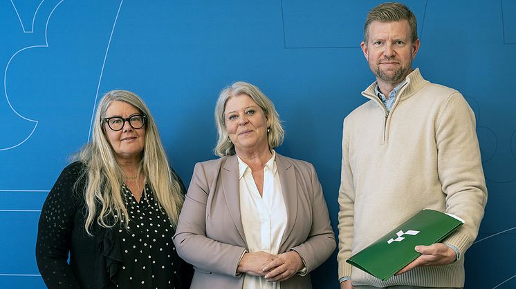 I går den 13 maj överlämnade Fremias Henrik Petrén tillsammans med Annika Wallenskog en rapport om hur assistansersättningen bör indexeras till socialtjänstminister Camilla Waltersson Grönvall (M). 